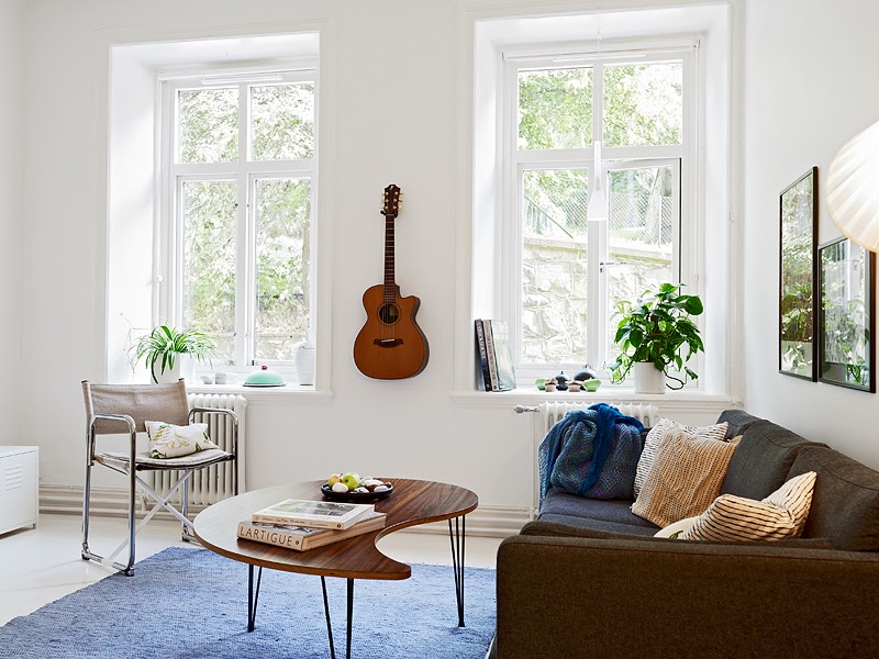 salon w stylu skandynawskim,drewniany stolik kawowy,skandynawski styl
