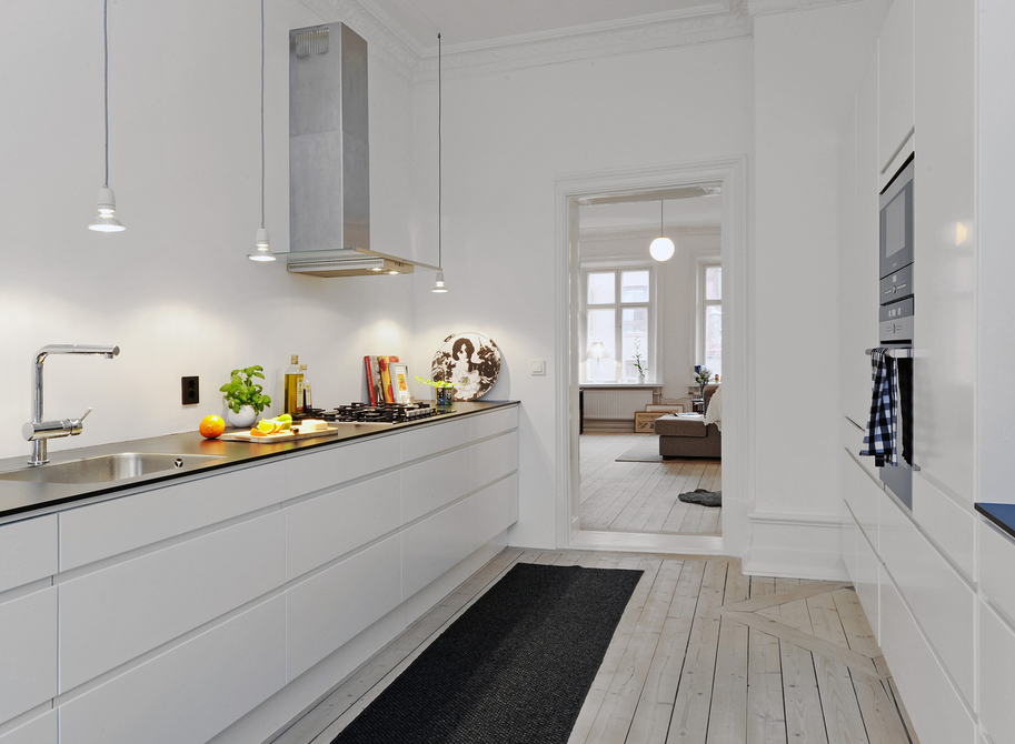  alvhemmakleri.segallerikok (3),biała kuchnia,minimalstyczny styl,nowoczesna kuchnia,sterylna kuchnia,prosta kuchnia,sandynawska kuchnia,butcher-block-white-kitchen,biała kuchnia,półki w kuchni,pop art w kuchni,pomaranczowe dodatki i meble w kuchni,czarne lampy wiszące,meble w stylu vintage,szare meble kuchenne,jak urządzić oryginalna kuchnię,grafiki na ściany