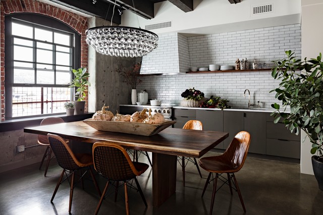 aranżacja industrialnej kuchni,styl industrialny,biało-czarna kuchnia,inspiracje industrialnym stylem,żyrandol w lofcie