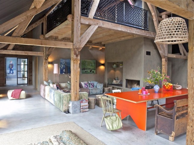 country styl,wiejski ,nowoczesny dom,artystyczny styl,design,czerwony stół,belki,aranzacja domu na wsi,dizajn,artystyczne dekoracje,obrazy,betonowe ściany,okładziny z płyty,płyta pilsniowa na scianie,malowidła na scianie,dekoracja scian,salon