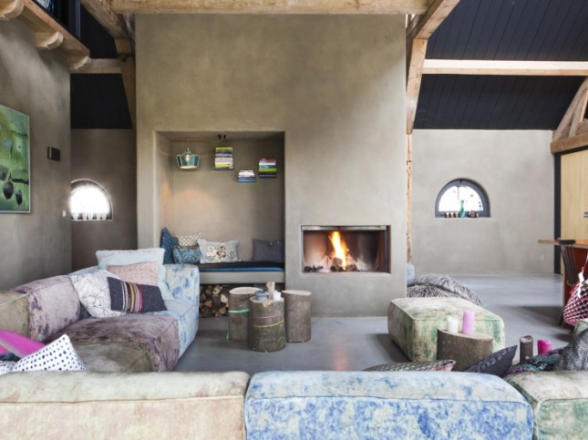 betonowe ściany,betonowy kominek,szary kominek,nowoczesny kominek,salon z kominkiem,country styl,wiejski ,nowoczesny dom,artystyczny styl,design,czerwony stół,belki,aranzacja domu na wsi,dizajn,artystyczne dekoracje,obrazy,betonowe ściany,okładziny z płyty,płyta pilsniowa na scianie,malowidła na scianie,dekoracja scian,salon
