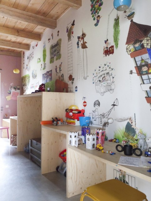 pokój dziecięcy,dekoracja ścian,rysunki na scianach,naklejki na scany,country styl,wiejski ,nowoczesny dom,artystyczny styl,design,czerwony stół,belki,aranzacja domu na wsi,dizajn,artystyczne dekoracje,obrazy,betonowe ściany,okładziny z płyty,płyta pilsniowa na scianie,malowidła na scianie,dekoracja scian,salon