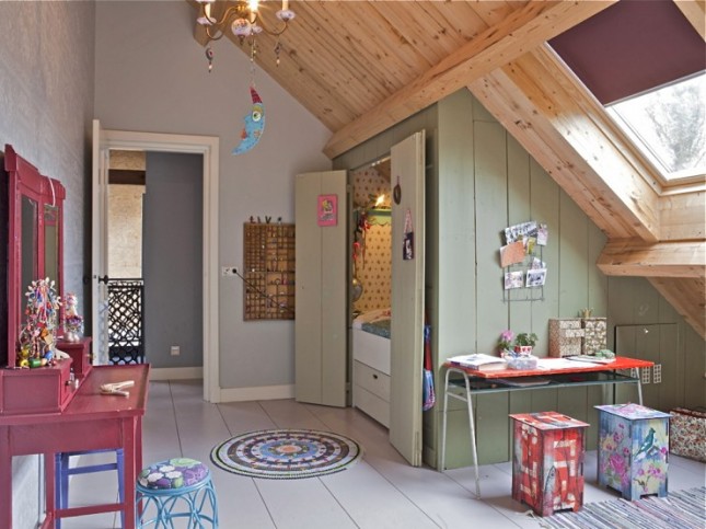pokój dla dziecka,pokój w drewnie,kolorowe drewno na scianach,czerwone i różowe meble.country styl,wiejski ,nowoczesny dom,artystyczny styl,design,czerwony stół,belki,aranzacja domu na wsi,dizajn,artystyczne dekoracje,obrazy,betonowe ściany,okładziny z płyty,płyta pilsniowa na scianie,malowidła na scianie,dekoracja scian,salon