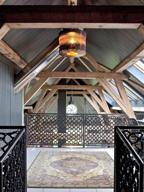 zeliwne balustrady,lampiony,country styl,wiejski ,nowoczesny dom,artystyczny styl,design,czerwony stół,belki,aranzacja domu na wsi,dizajn,artystyczne dekoracje,obrazy,betonowe ściany,okładziny z płyty,płyta pilsniowa na scianie,malowidła na scianie,dekoracja scian,salon