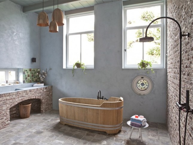 drewniana wanna,miedziane lampy,klinkier w łazience,duża łazienka,wiejska łazienka,country styl,wiejski ,nowoczesny dom,artystyczny styl,design,czerwony stół,belki,aranzacja domu na wsi,dizajn,artystyczne dekoracje,obrazy,betonowe ściany,okładziny z płyty,płyta pilsniowa na scianie,malowidła na scianie,dekoracja scian,salon