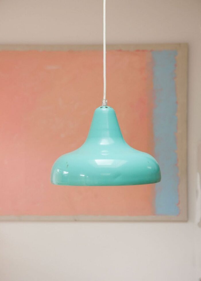 pastelowa lampa w jadalni