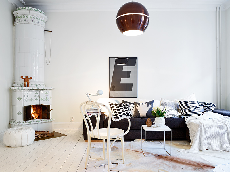 salon z kominkiem w stylu skandynawskim salon z kominkiem w stylu skandynawskim