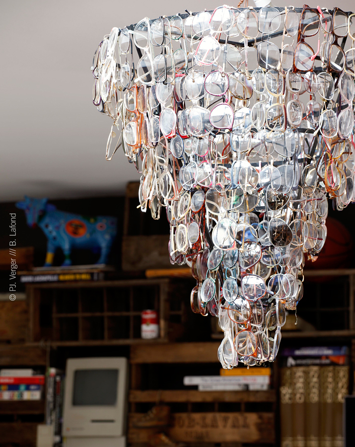 żyrandol z okularów, przedmioty z recyklingu,pop-art,rock&roll,vitage,nowoczesne wnetrze,loft,czerwone ściany,pchli targ