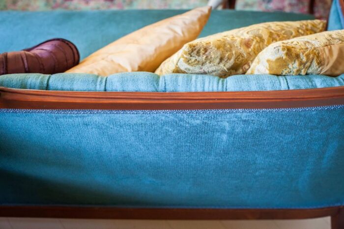 zabytkowa turkusowa sofa