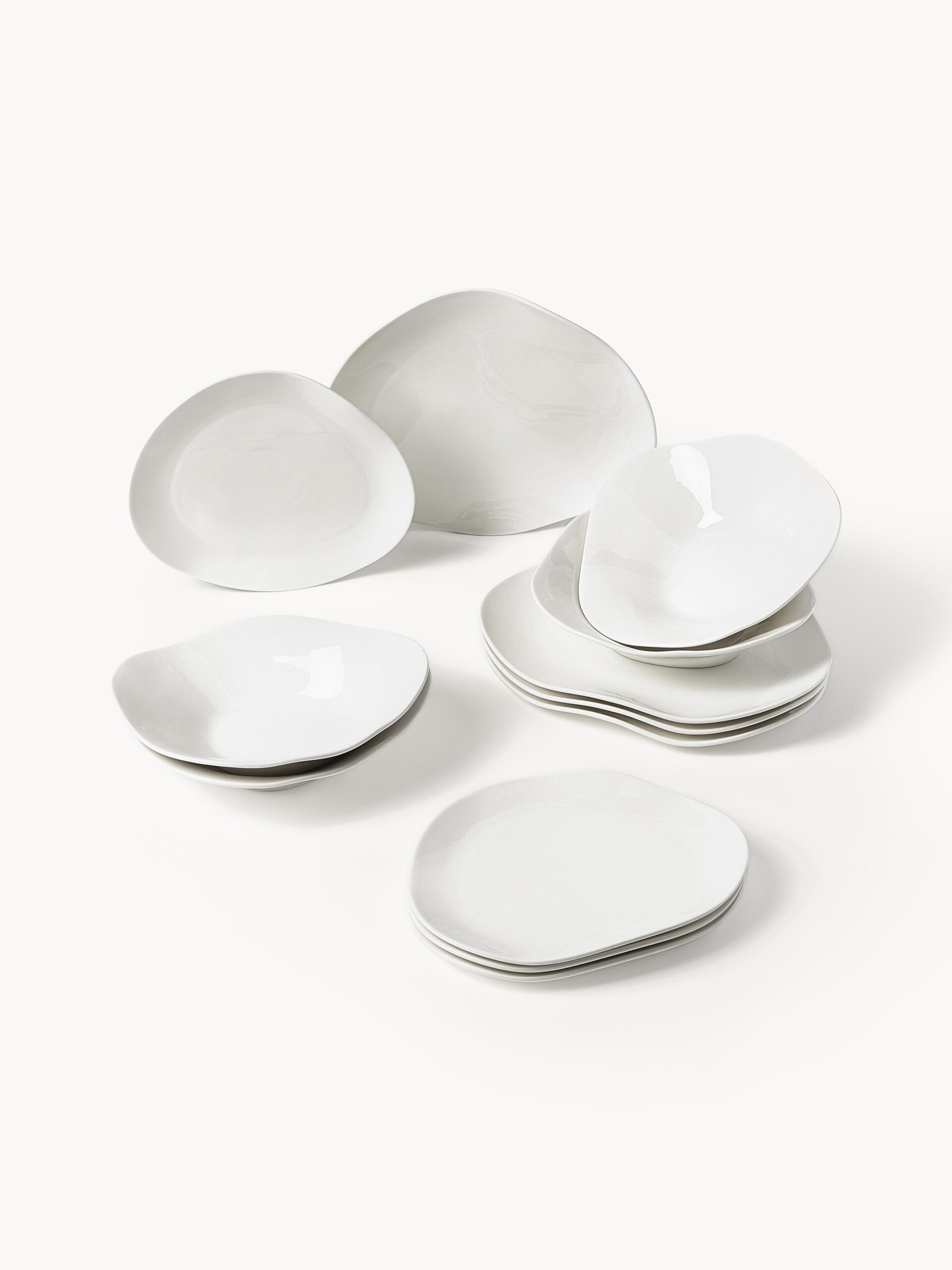Porcelanowy stół o organicznym kształcie